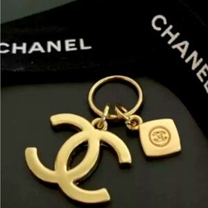 Chanel Gold Keychain. CHANEL Limited Edition Novelty CC Logo Gold Charm